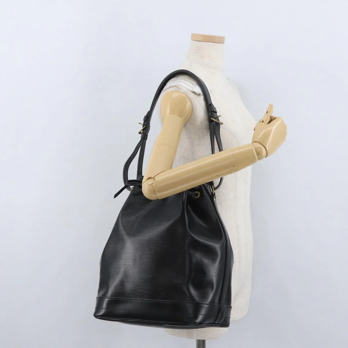 Louis Vuitton Noe Handbag Epi Leather - Image 14