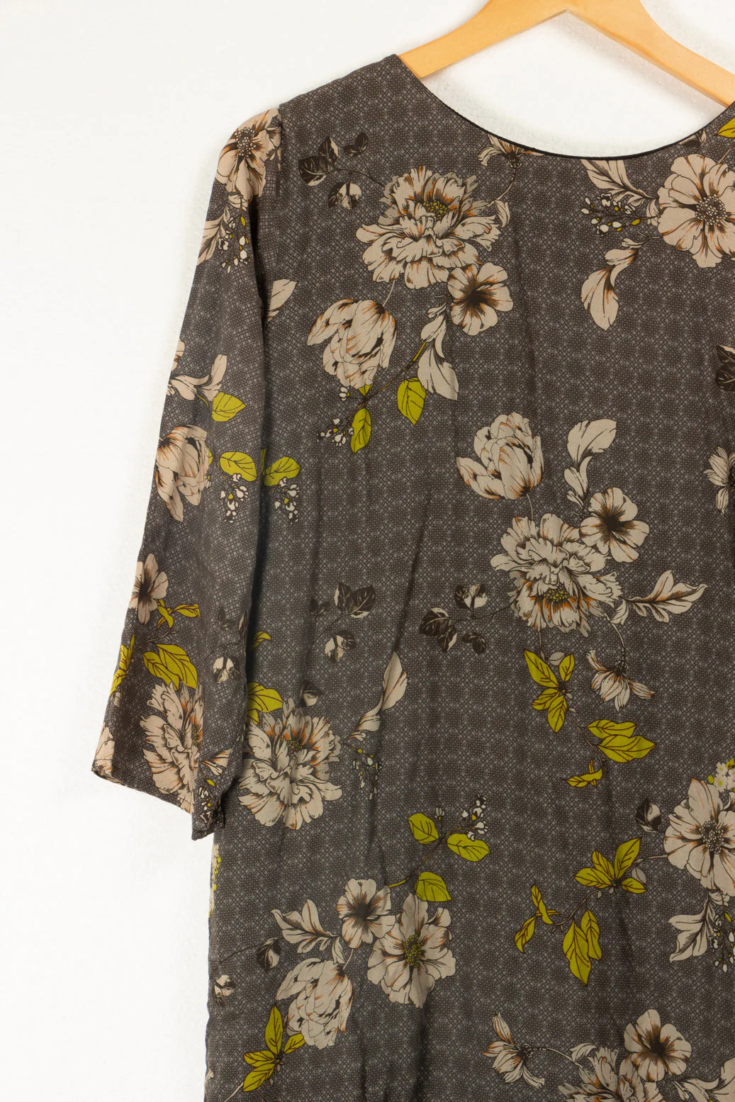 Robe grise à fleurs - Image 6